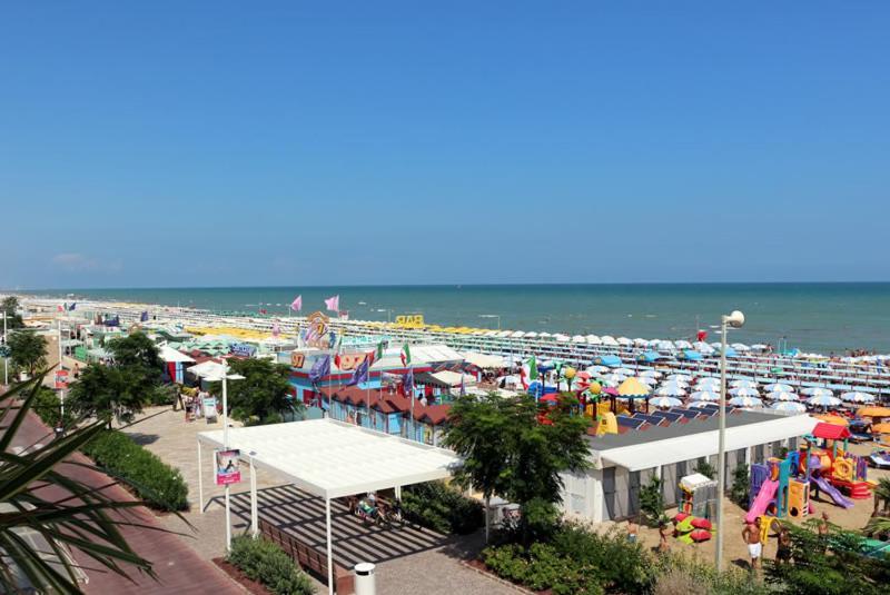 Hotel Record Riccione Exterior foto